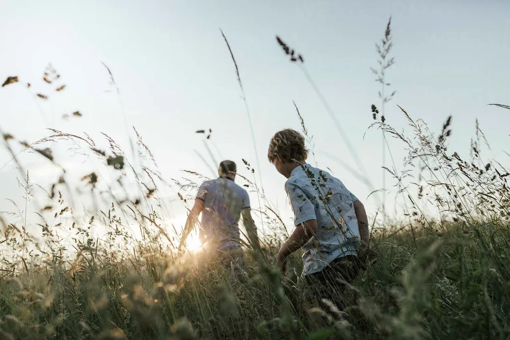 Vater und Sohn beim Spaziergang im Grünen
