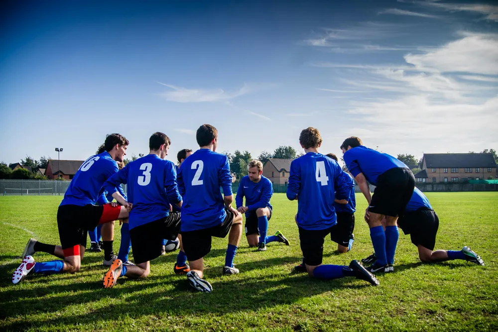 Fußballmannschaft auf dem Sportplatz