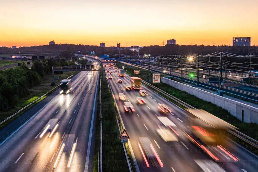 Autobahn in der Abenddämmerung